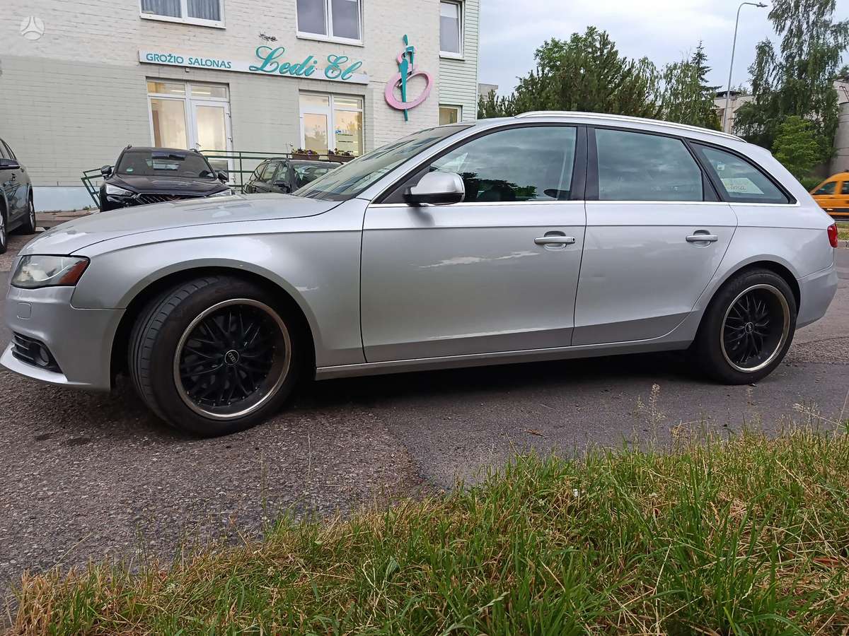 Audi A4 2010 — вигляд ззаду