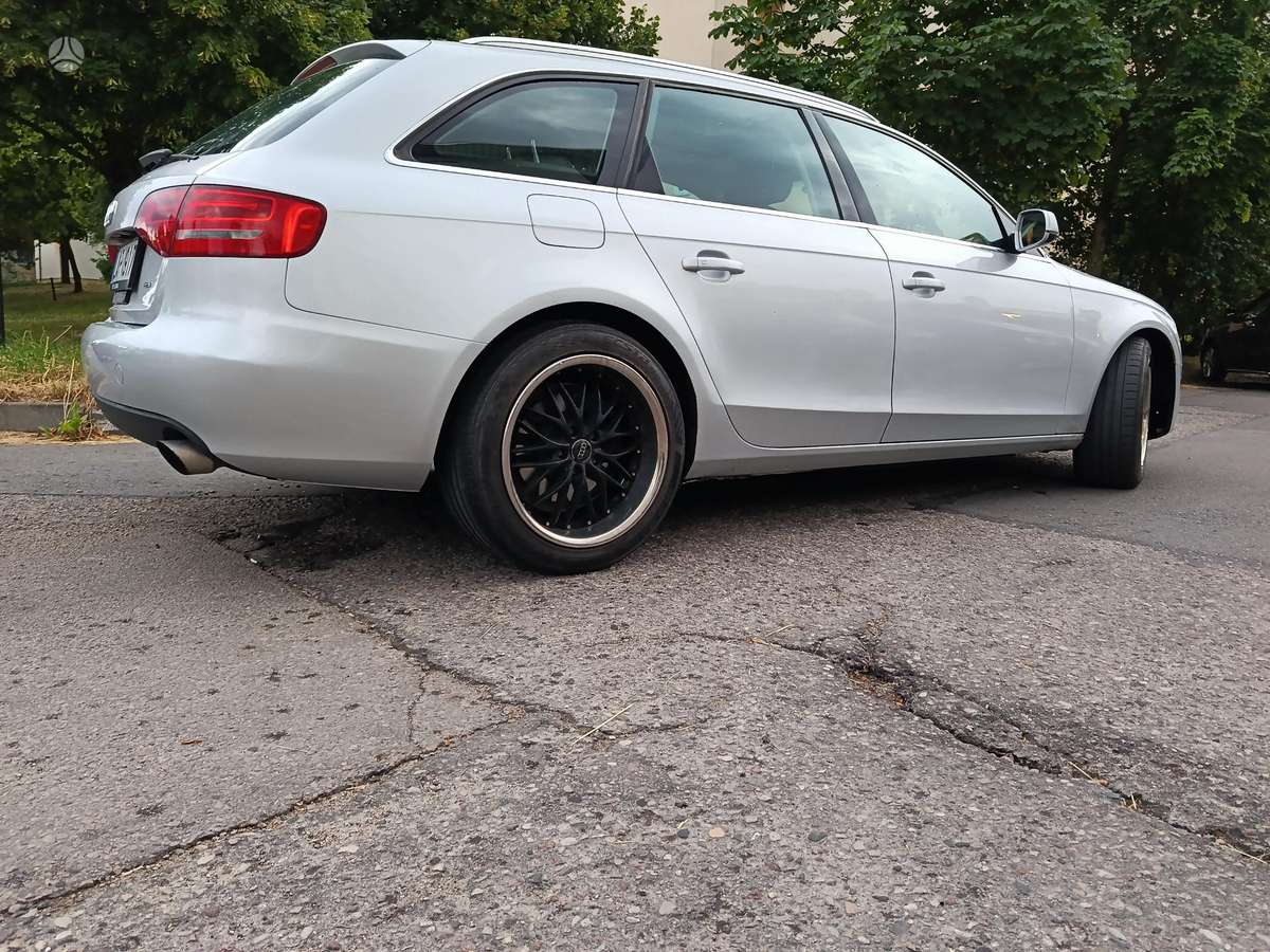 Audi A4 2010 — салон
