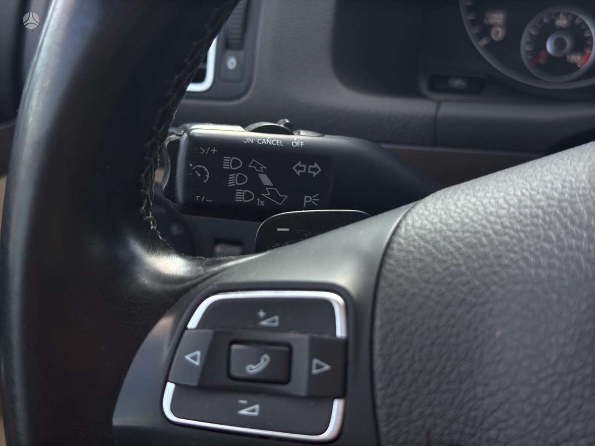 Volkswagen Touran 2011 — photo 18