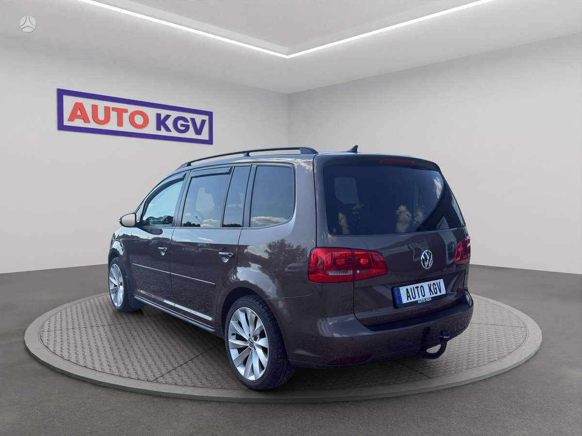 Volkswagen Touran 2011 — interior