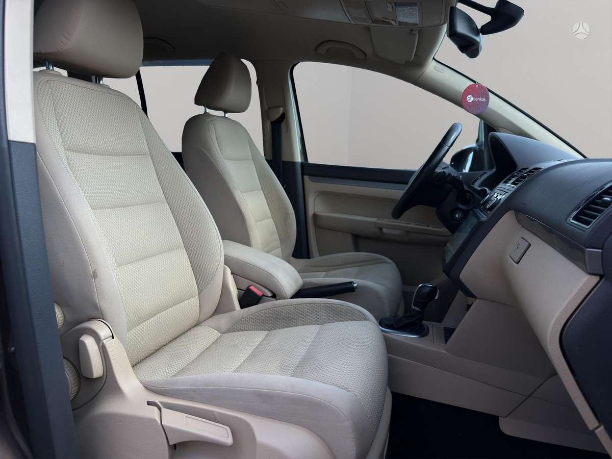 Volkswagen Touran 2011 — photo 8