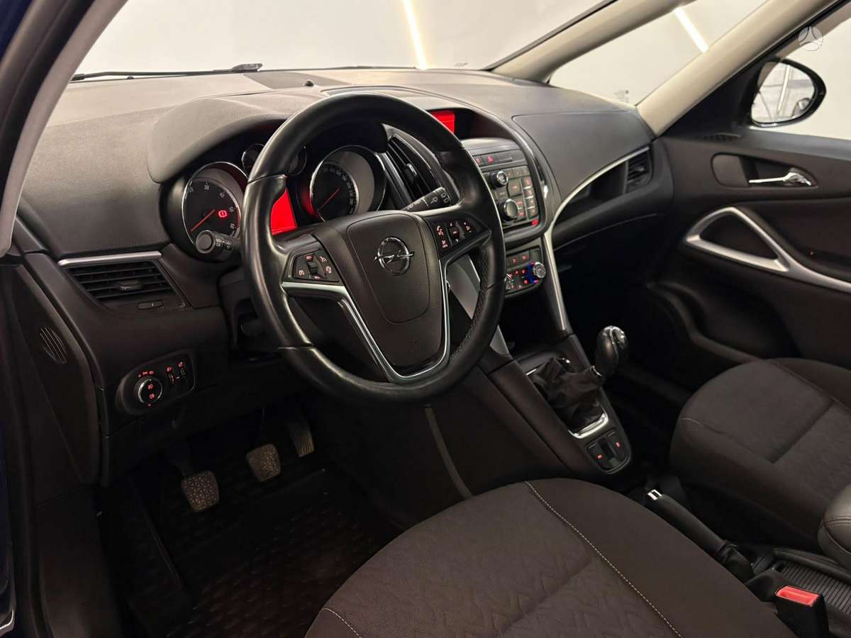 Opel Zafira 2013 — rear view