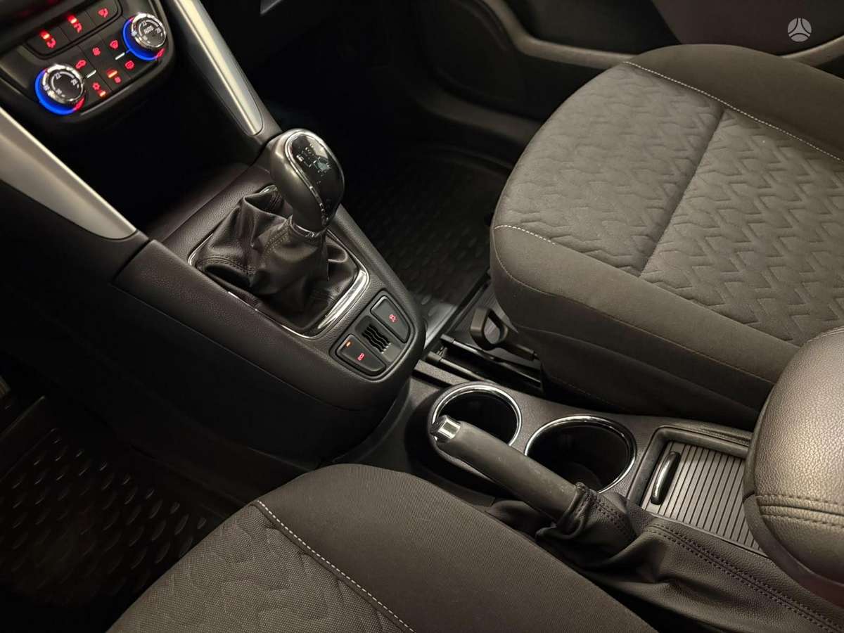Opel Zafira 2013 — interior