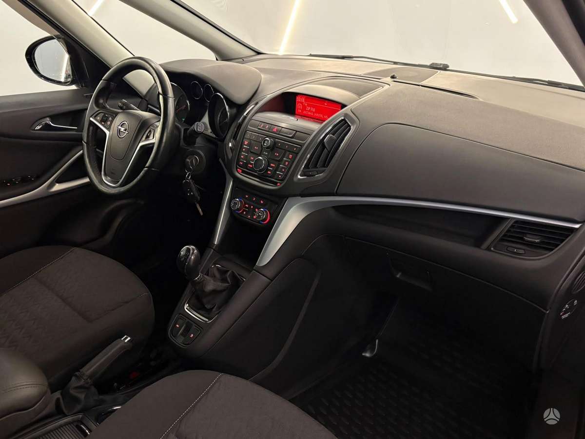 Opel Zafira 2013 — photo 9