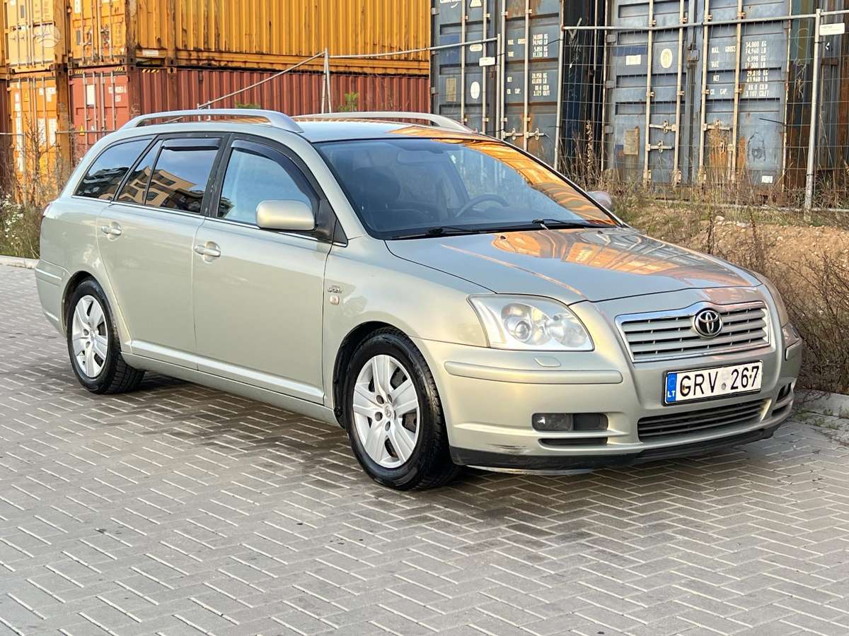 Toyota Avensis 2006 — вигляд ззаду