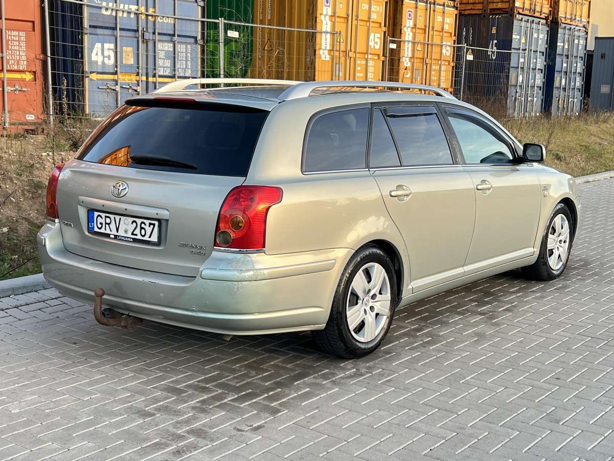 Toyota Avensis 2006 — салон