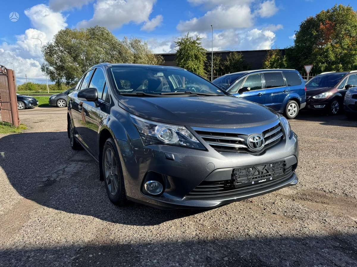 Toyota Avensis 2012 — вигляд ззаду