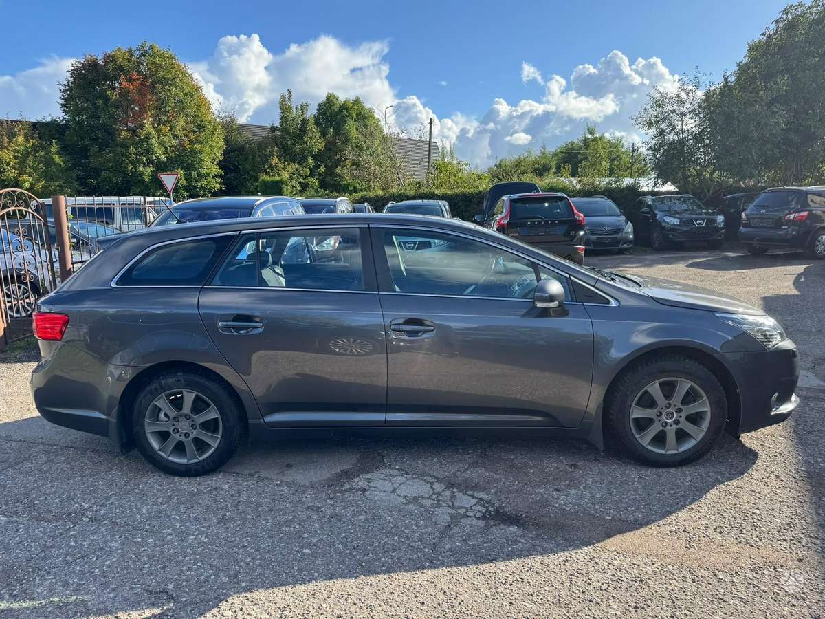 Toyota Avensis 2012 — салон