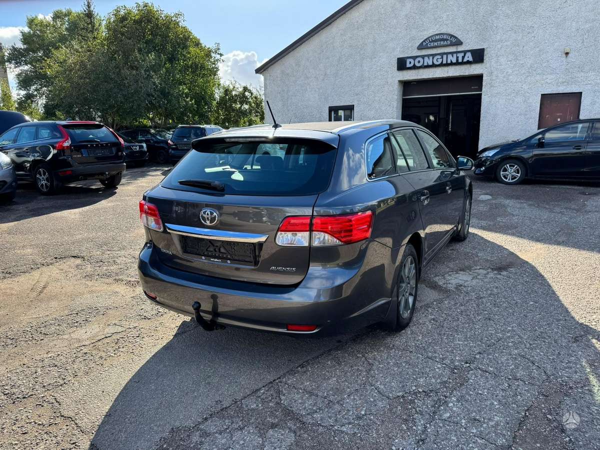 Toyota Avensis 2012 — двигун 1798 cm³, 147 HP (108kW)