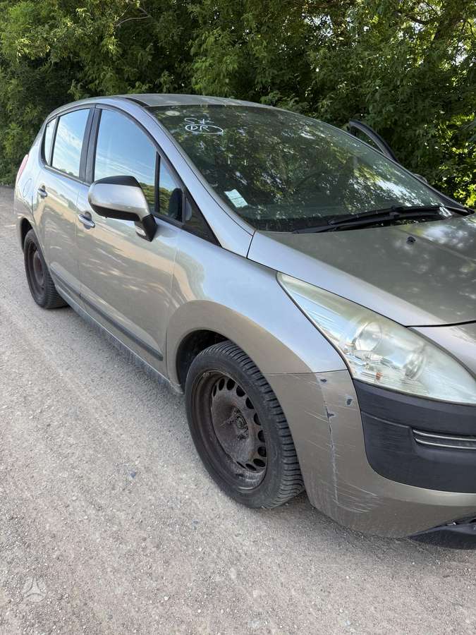 Peugeot 3008 2010 — салон