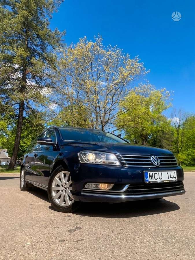 Volkswagen Passat 2011 — rear view