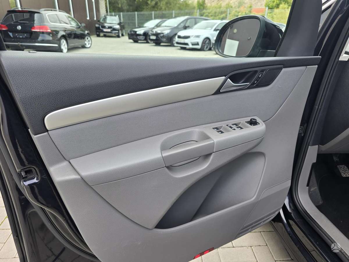 Seat Alhambra 2014 — photo 10