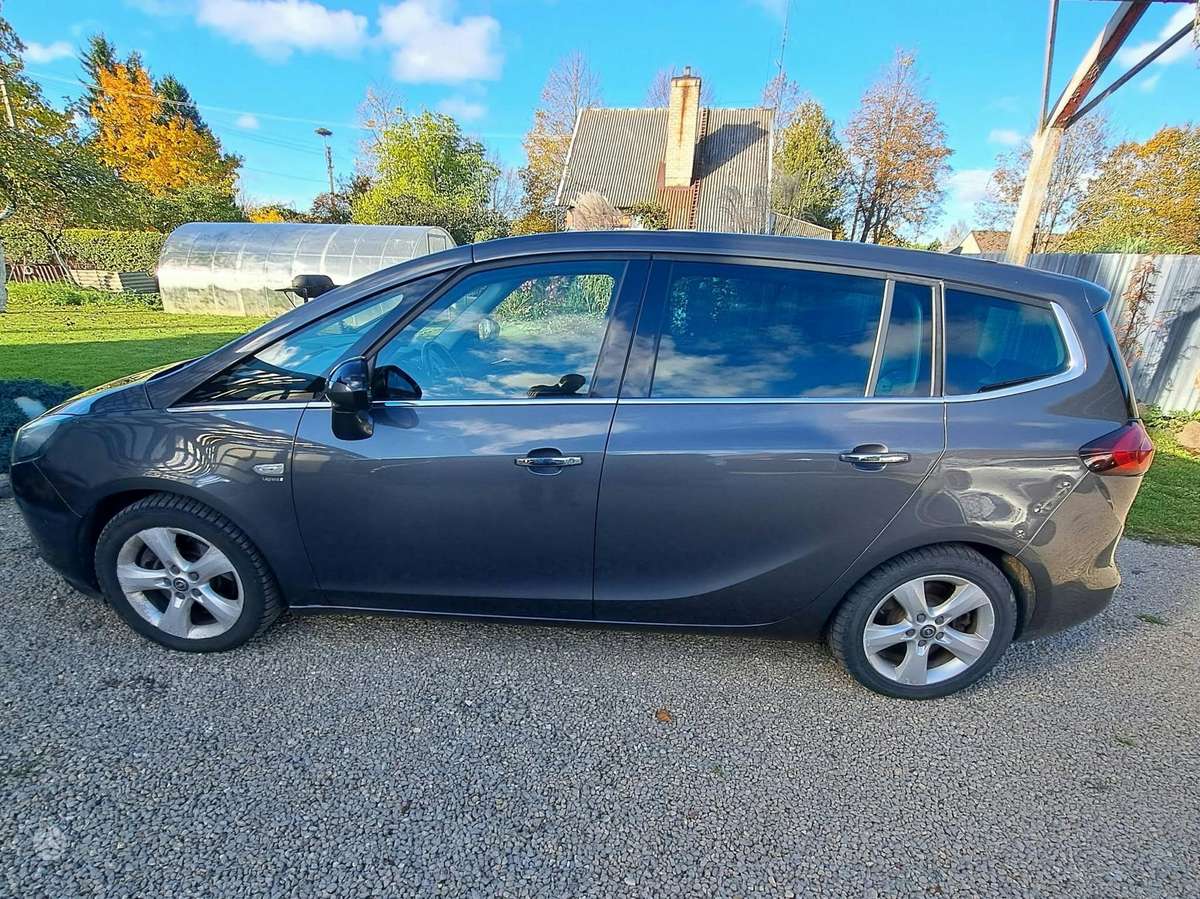 Opel Zafira 2012 — interior