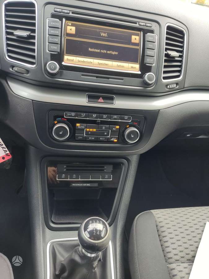 Volkswagen Sharan 2010 — photo 11