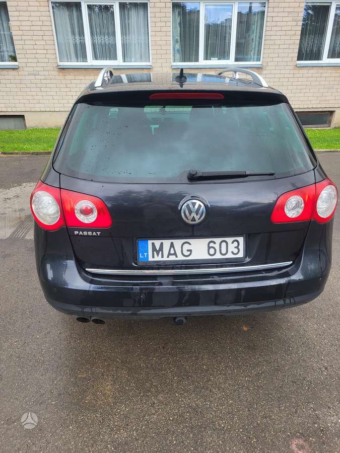 Volkswagen Passat 2010 — rear view