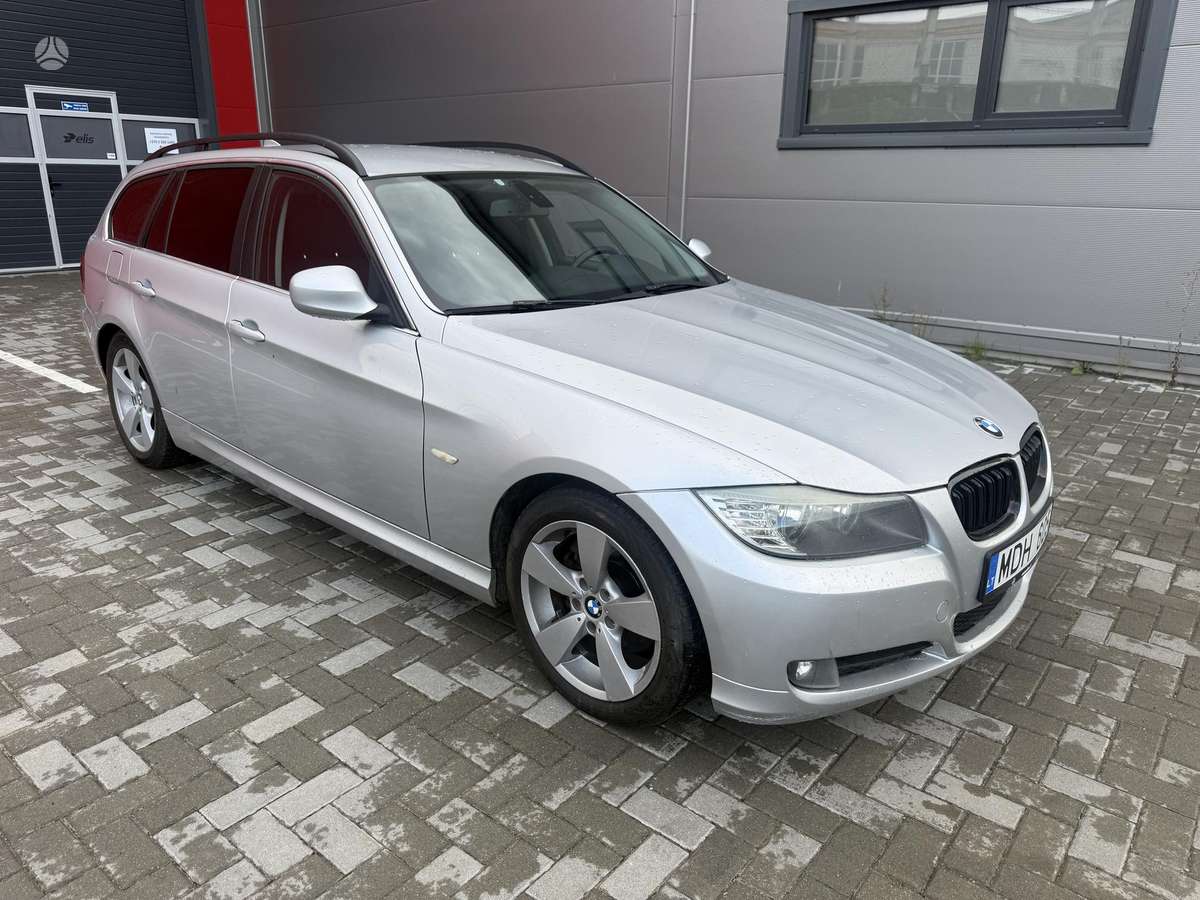 BMW 318 2010 — rear view