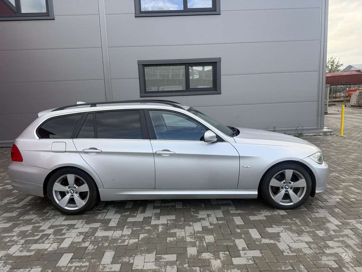 BMW 318 2010 — interior