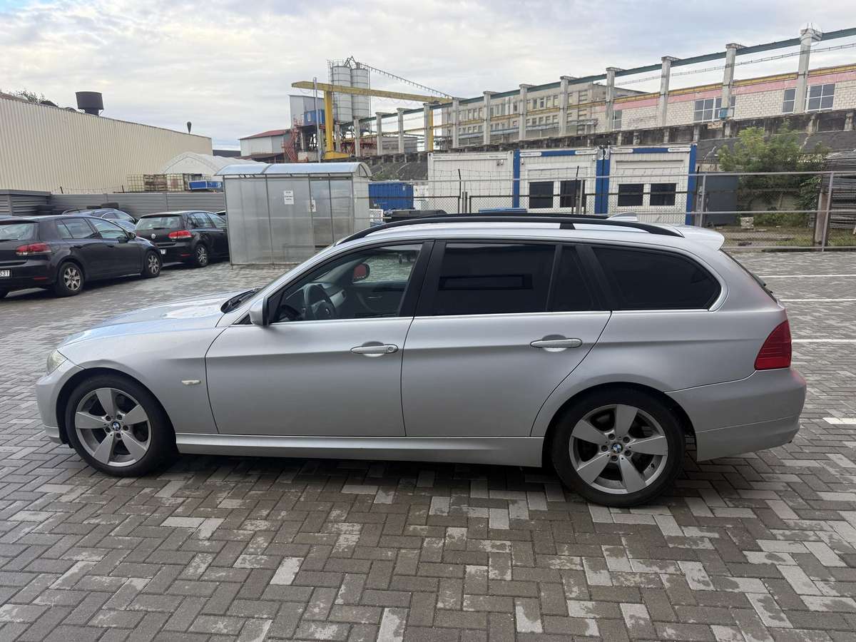 BMW 318 2010 — photo 6