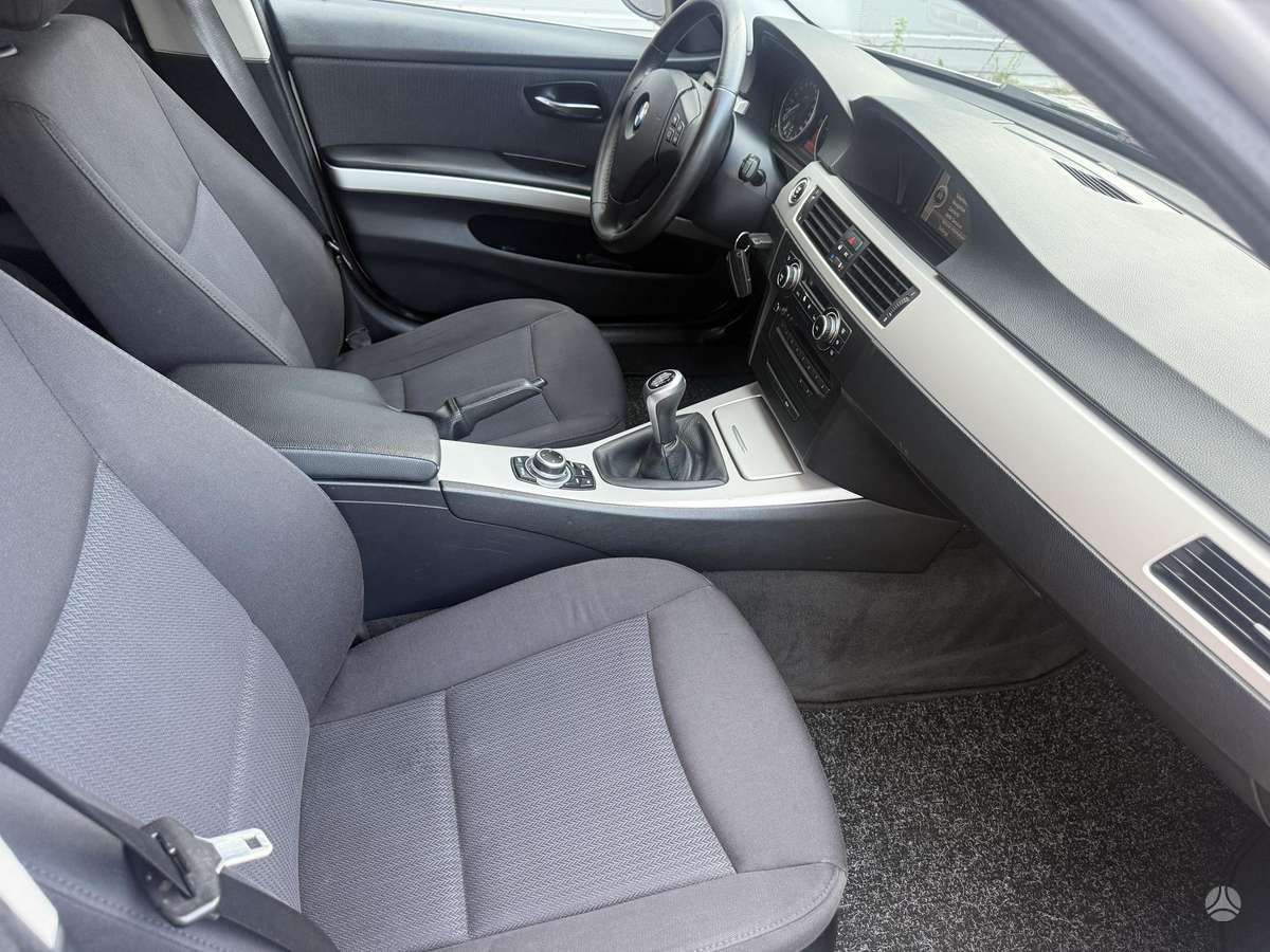 BMW 318 2010 — photo 7