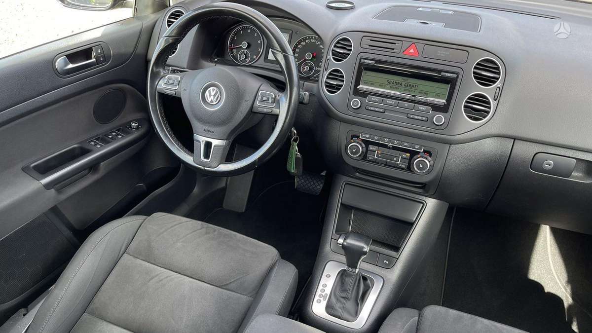 Volkswagen Golf 2010 — rear view