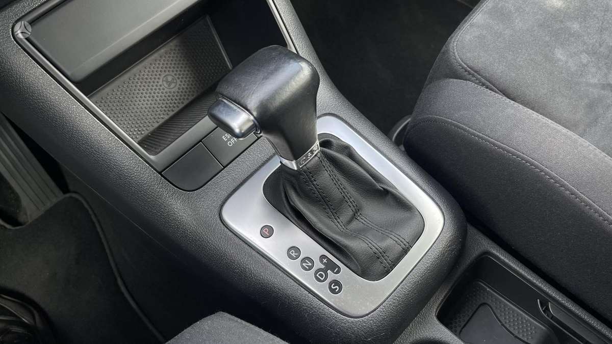 Volkswagen Golf 2010 — interior