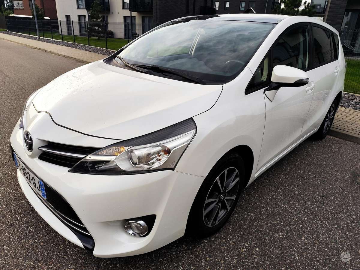 Toyota Verso 2013 — rear view