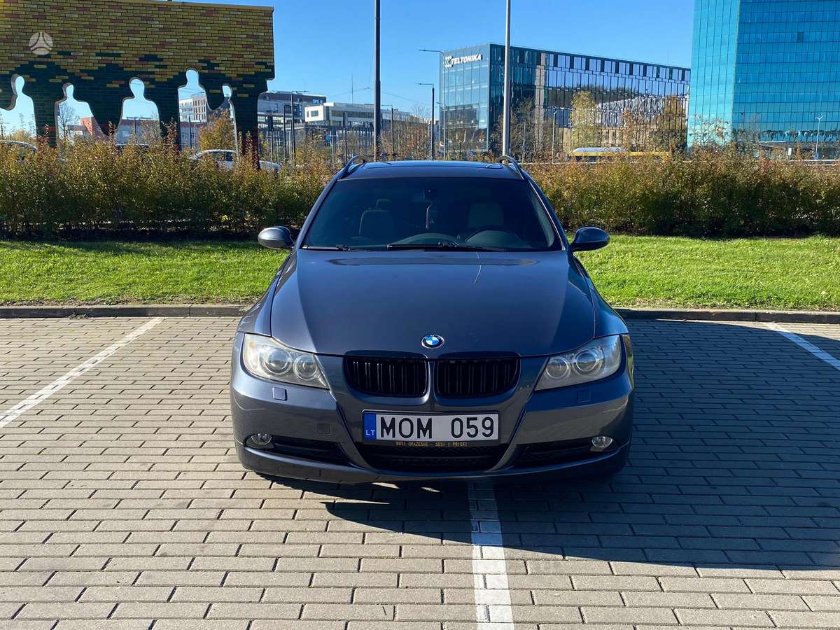 BMW 320 2006 — салон