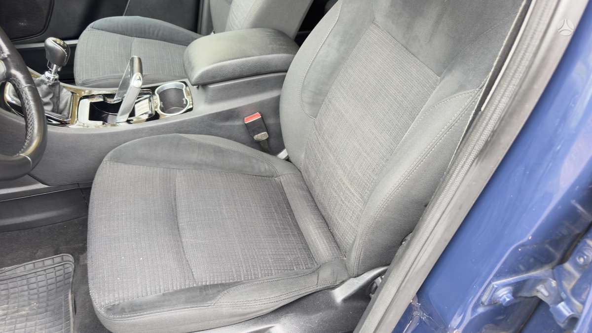 Ford Galaxy 2010 — photo 16