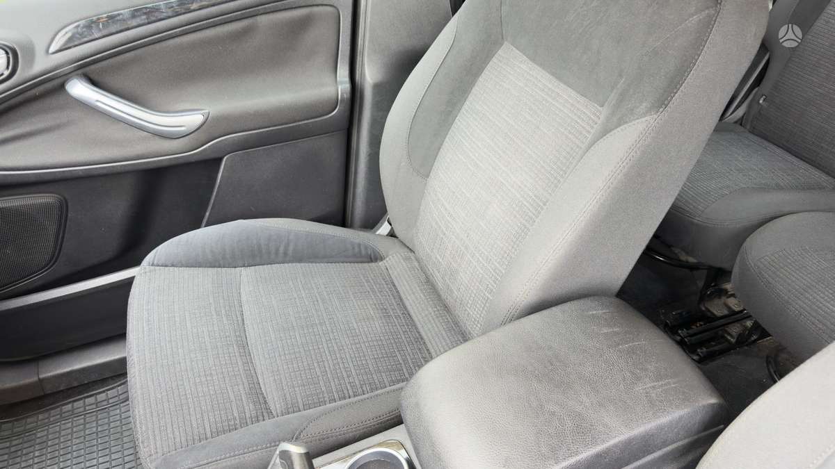 Ford Galaxy 2010 — photo 17