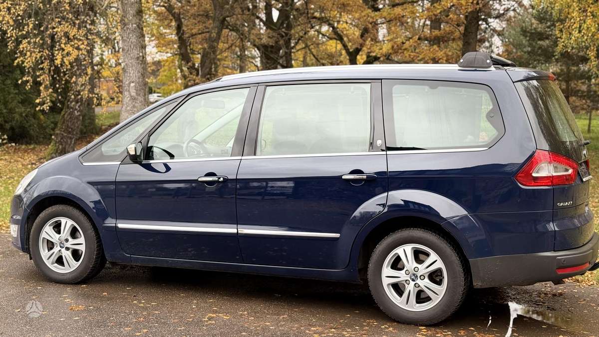 Ford Galaxy 2010 — rear view
