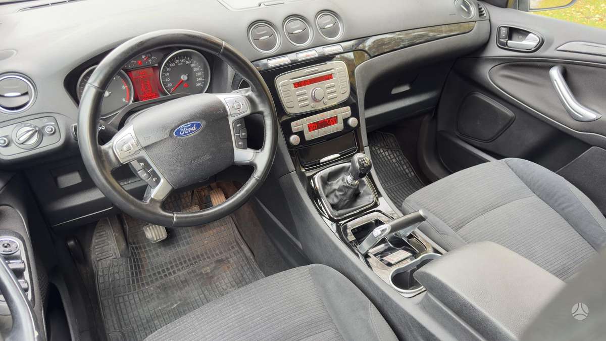 Ford Galaxy 2010 — photo 20