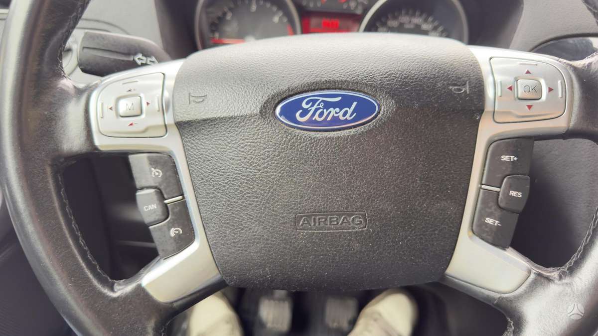 Ford Galaxy 2010 — photo 22