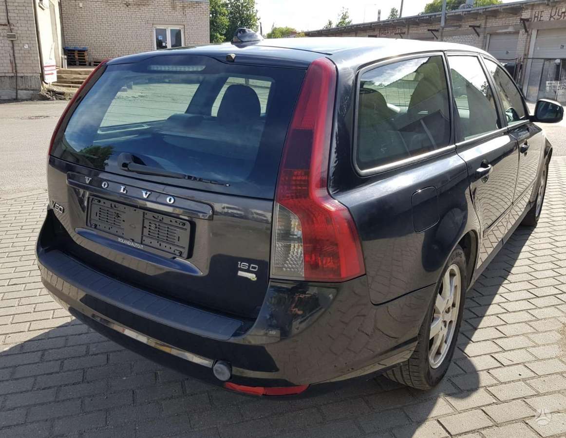 Volvo V50 2009 — салон