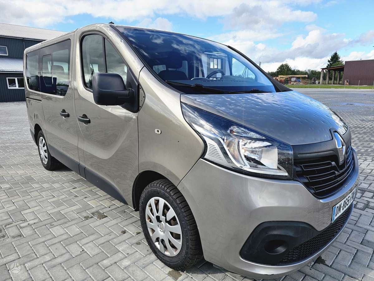 Renault Trafic 2014 — rear view