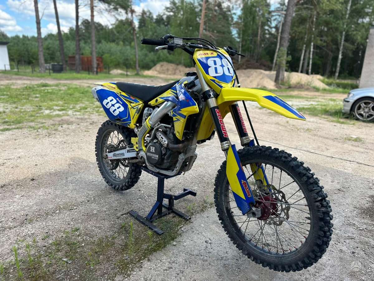 Suzuki RMZ 2014 — вигляд ззаду