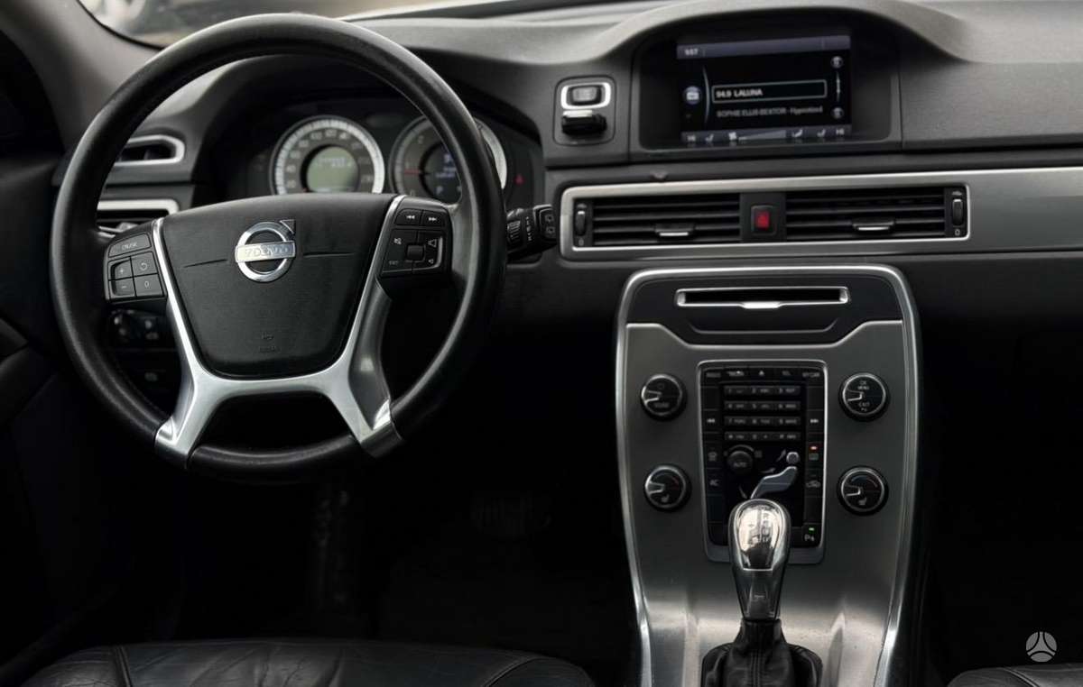 Volvo V70 2013 — rear view