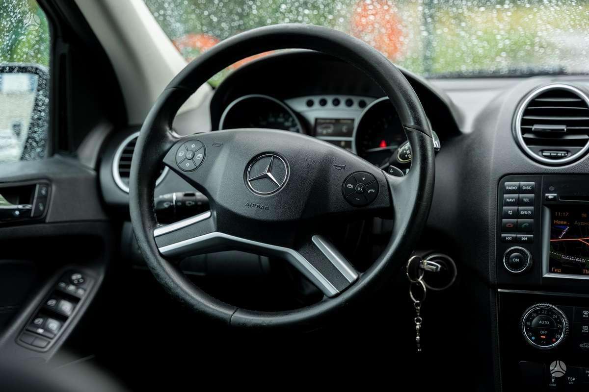 Mercedes-Benz ML350 2010 — photo 27