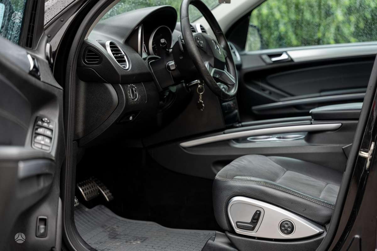 Mercedes-Benz ML350 2010 — photo 31