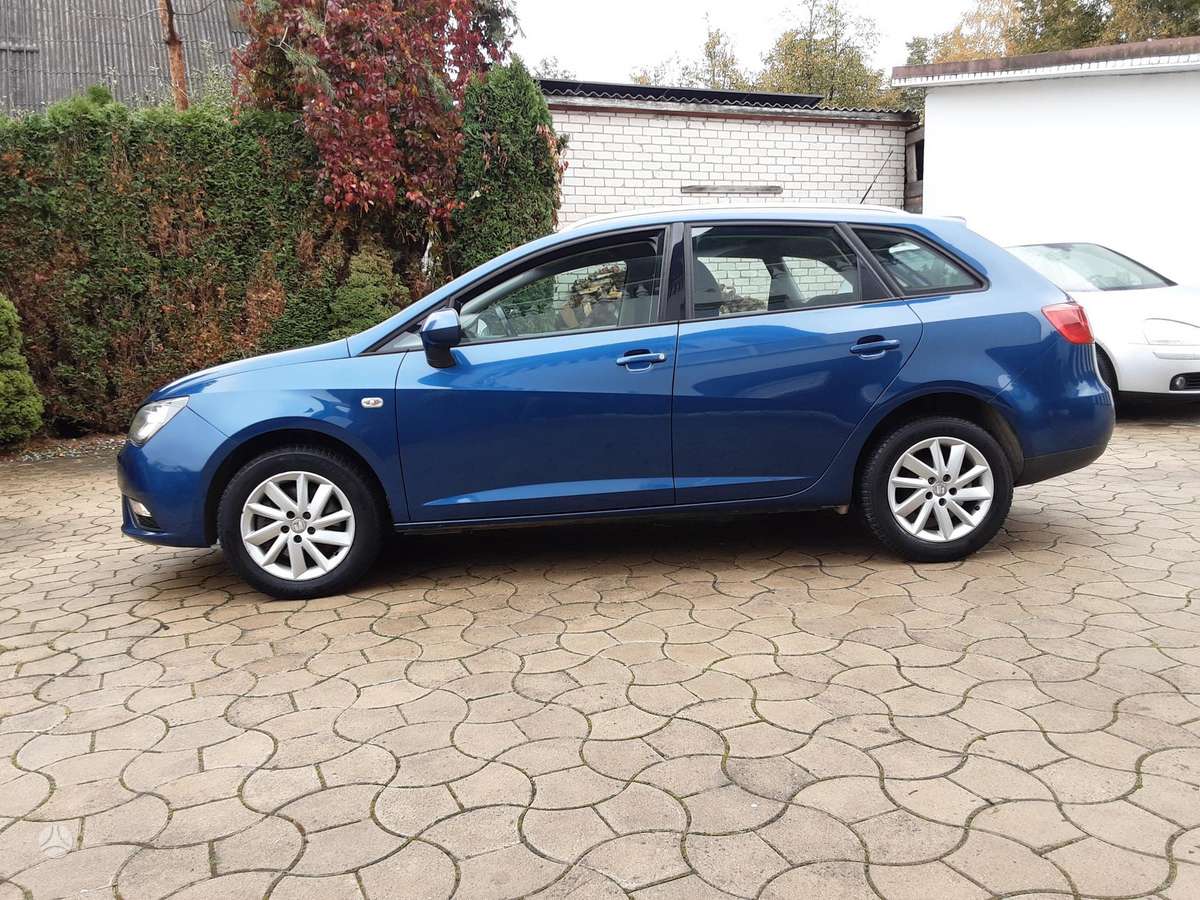 Seat Ibiza 2012 — салон