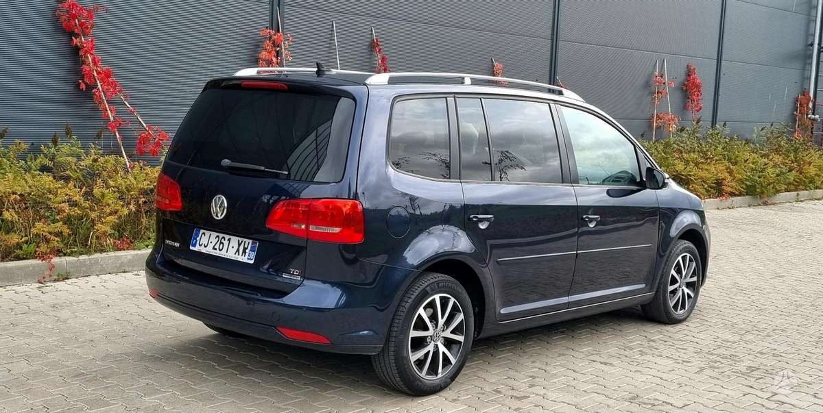 Volkswagen Touran 2012 — салон