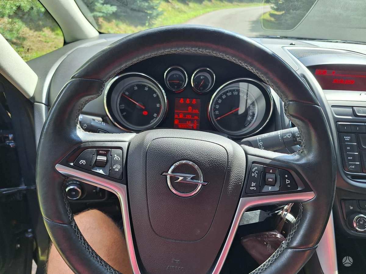 Opel Zafira 2014 — фото 10