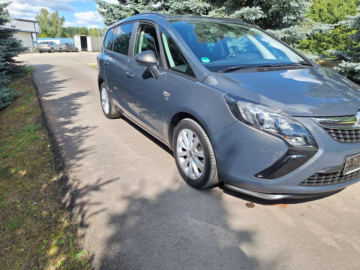 Opel Zafira 2014 — вигляд ззаду