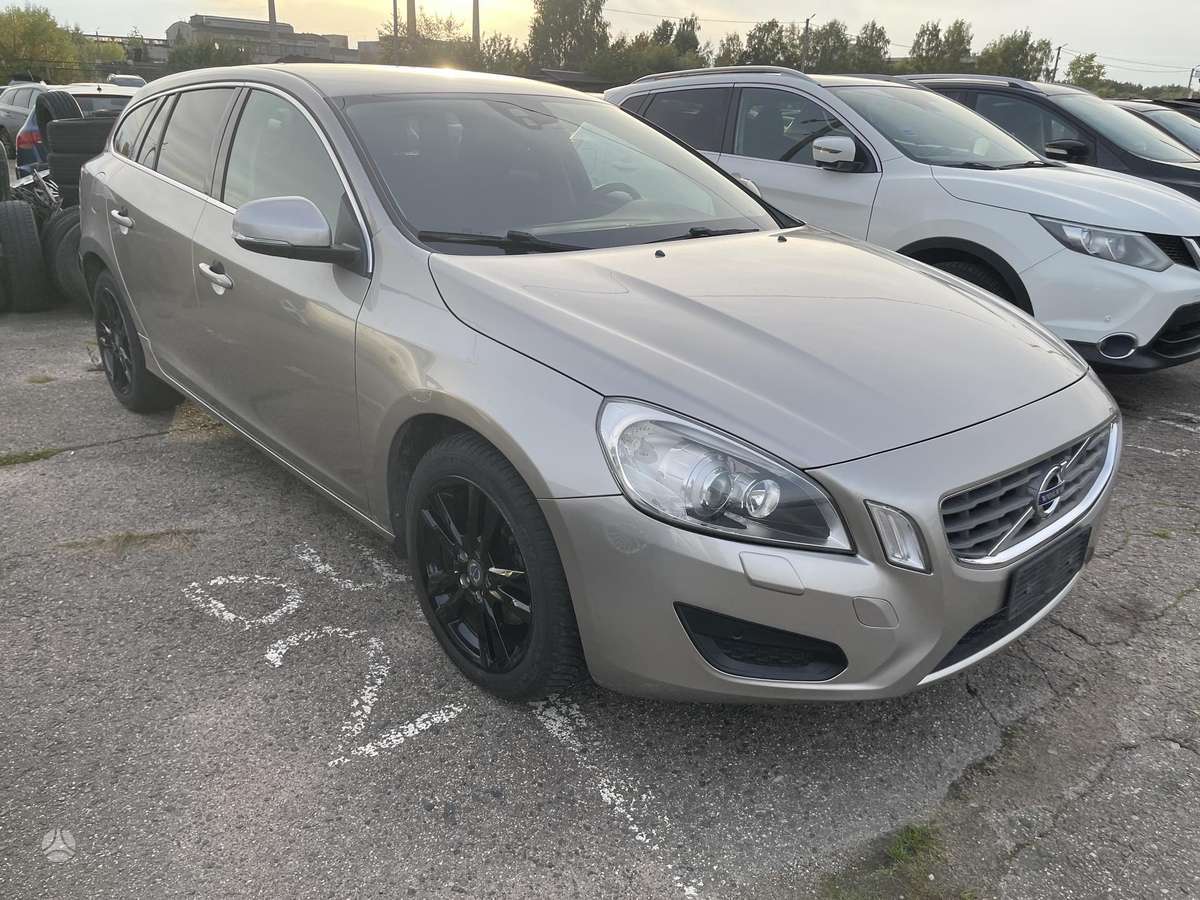Volvo V60 2012 — салон