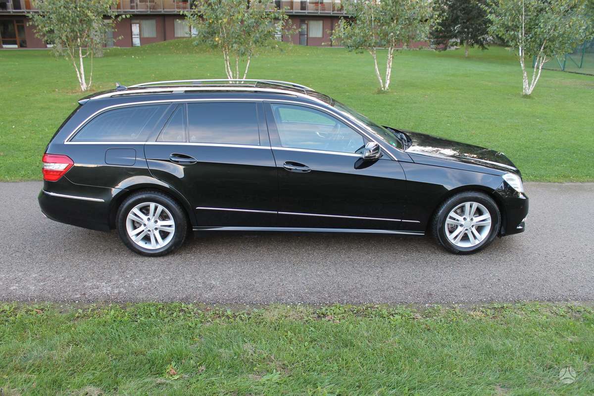 Mercedes-Benz E220 2012 — вигляд ззаду