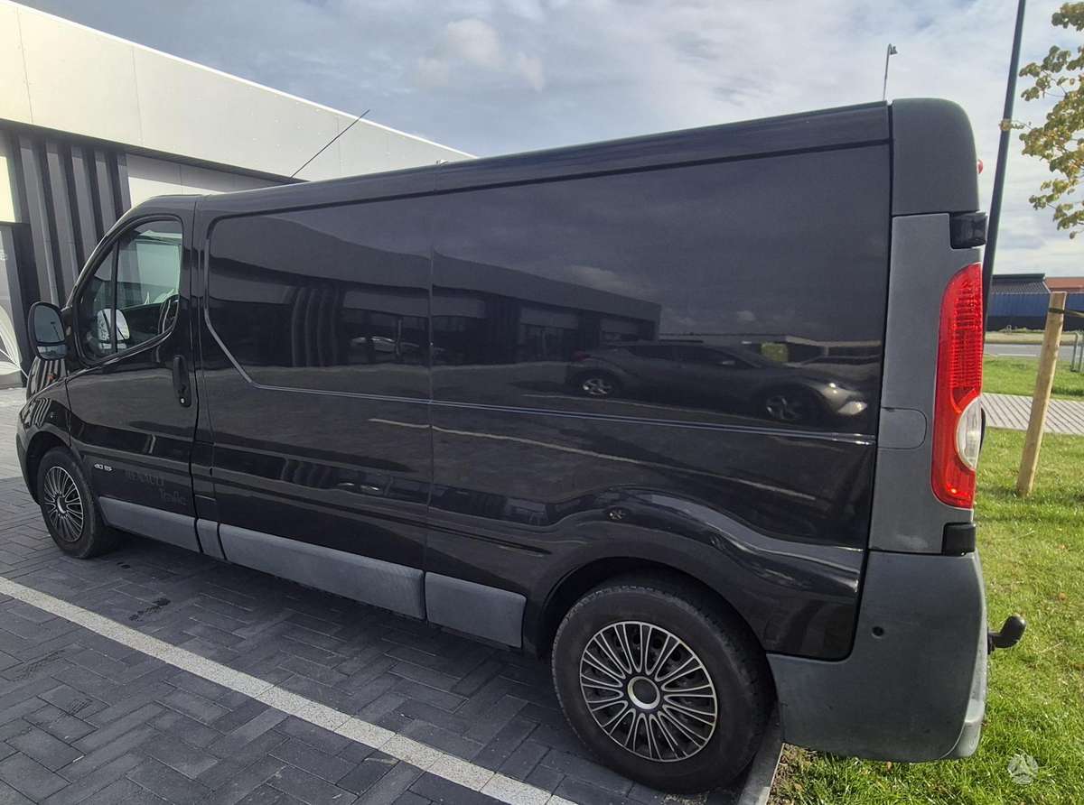 Renault Trafic 2007 — rear view
