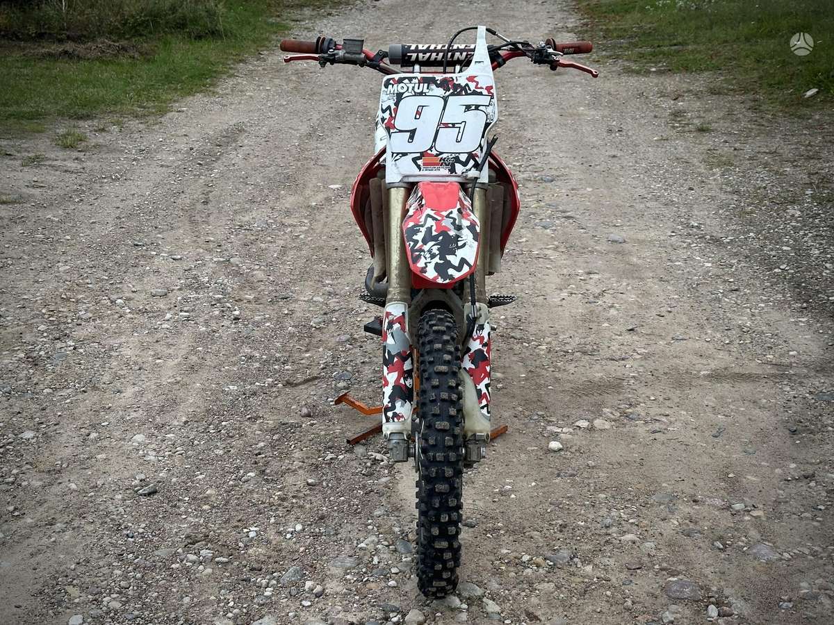Honda CRF 2006 — rear view