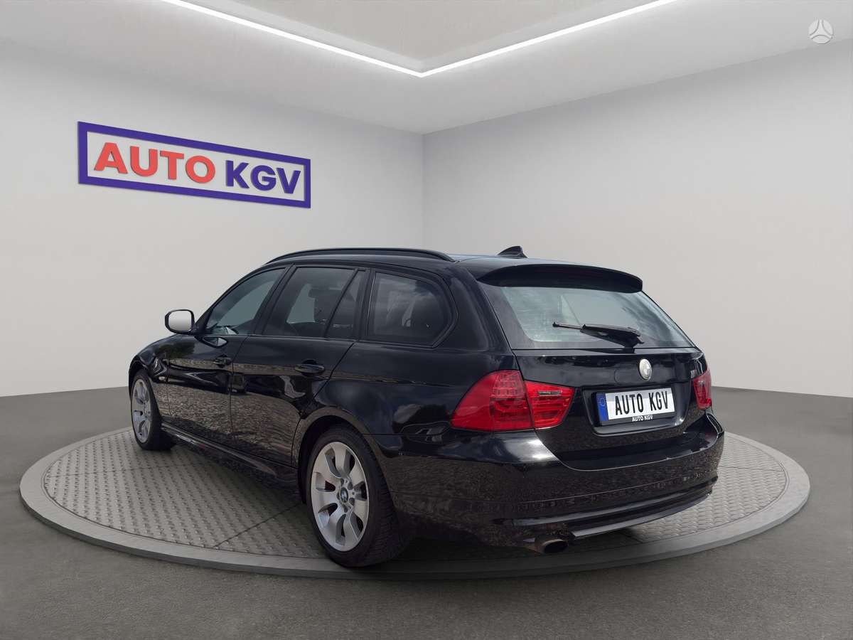 BMW 318 2011 — салон