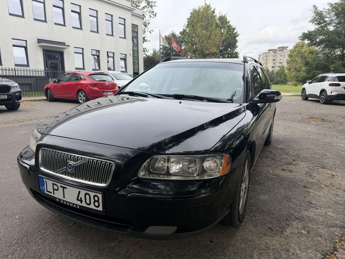 Volvo V70 2006 — вигляд ззаду
