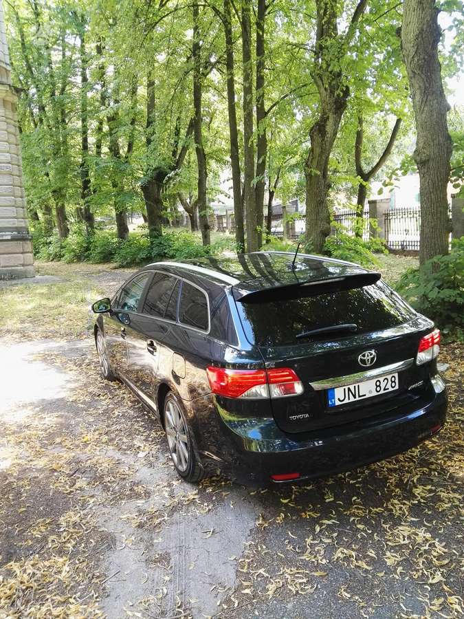 Toyota Avensis 2012 — rear view