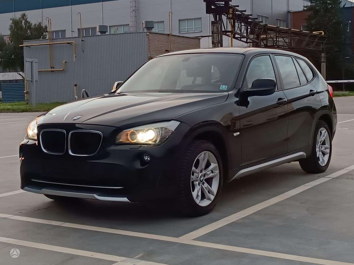 BMW X1 2010 — салон